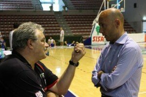 Stefano Sardara a colloquio con coach Meo Sacchetti