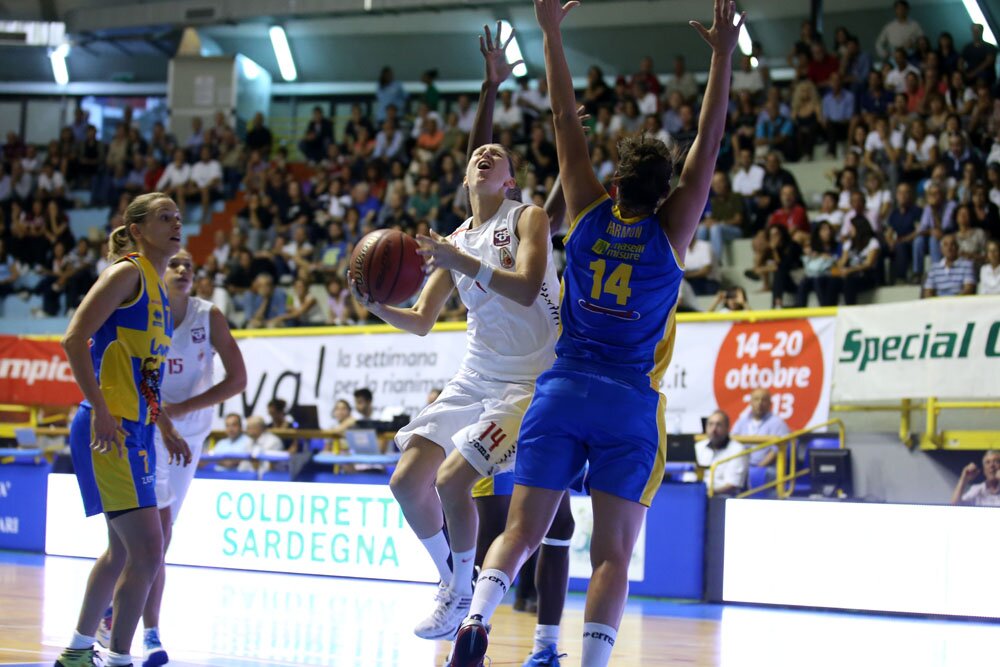 Cinzia Arioli in azione al Palazzetto dello Sport di Cagliari