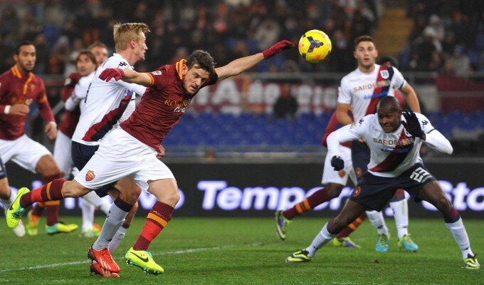 Florenzi a duello con Eriksson e Ibarbo in area cagliaritana (foto: La Repubblica)