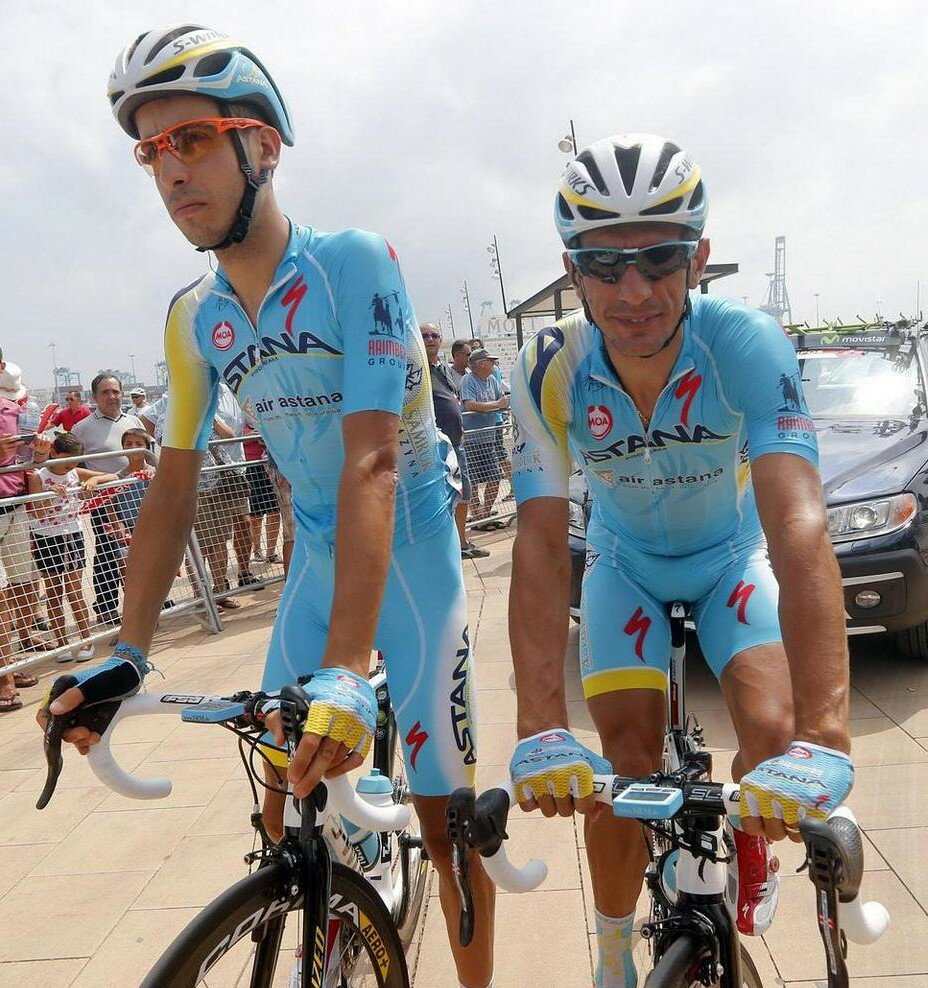 Fabio Aru in compagnia del gregario Paolo Tiralongo con la casacca Astana