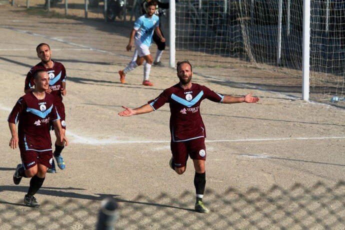 Il capocannoniere Emanuele Riu esulta per un gol. Alla sua sinistra Puliga e Valia