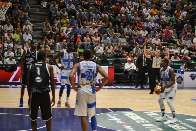 Jerome Dyson in lunetta contro la Virtus Bologna (foto: Eleonora Secchi - SardegnaSport)