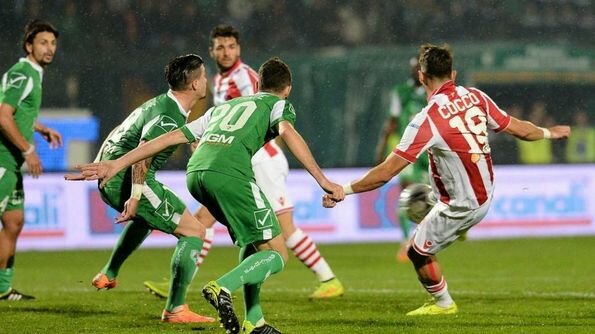 Il meraviglioso gesto acrobatico e tecnico con il quale Cocco ha permesso al Vicenza di espugnare il "Partenio" (foto: www.ilgiornaledivicenza.it)