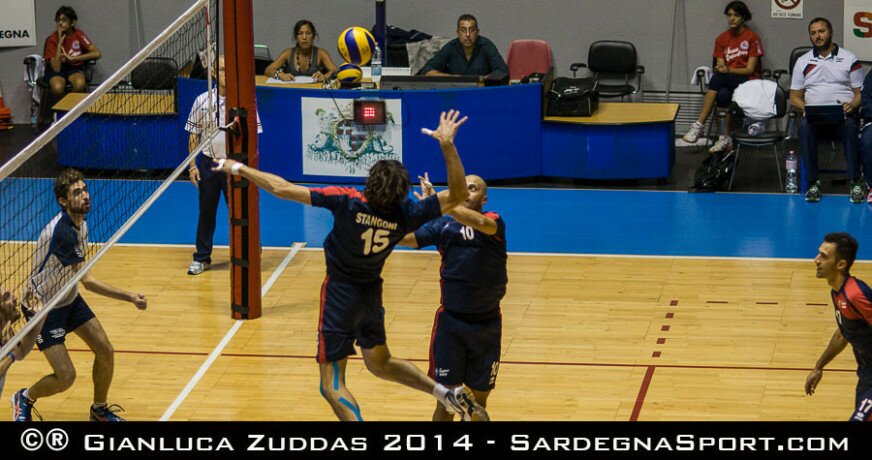 Un attacco di Sandro Stangoni del Cagliari Volley (foto: SardegnaSport.com)