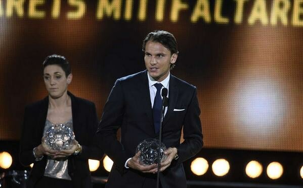 Albin Ekdal, centrocampista del Cagliari durante la premiazione