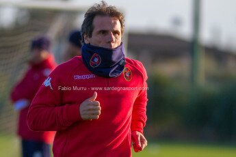 Gianfranco Zola mentre dirige il suo primo allenamento ad Assemini