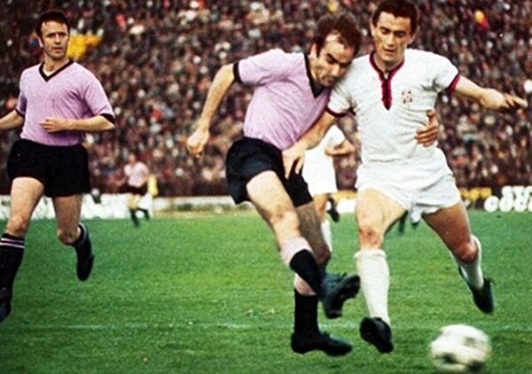 Gigi Riva in azione contro il Palermo