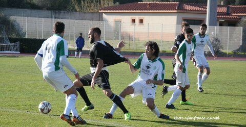 Duelli ruvidi a metà campo tra Arzachena e Budoni