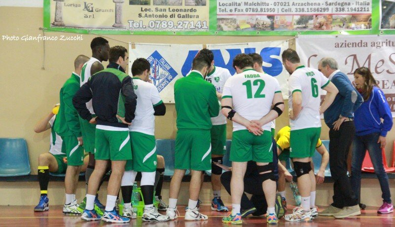 Pallavolo Arzachena raccolta davanti a coach Anile (foto: Gianfranco Zucchi)