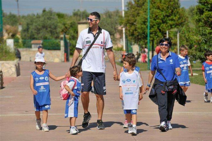 Manuel Vanuzzo con alcuni partecipanti al camp Dinamo Sassari