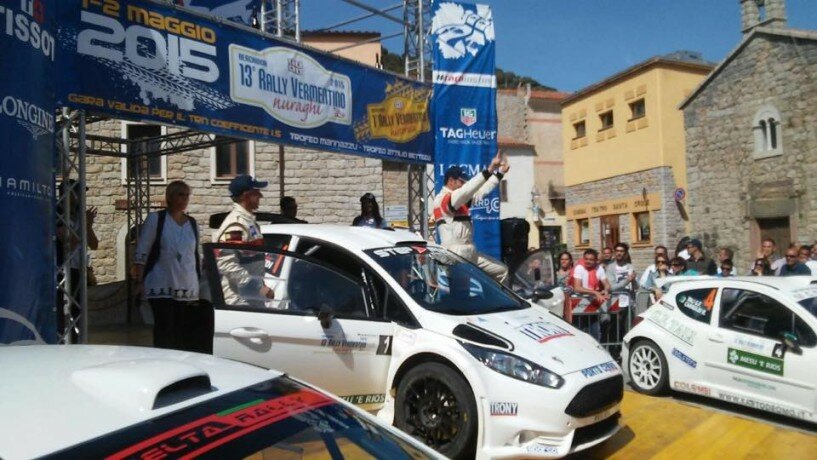 Maurizio Diomedi festeggia sul podio di Berchidda