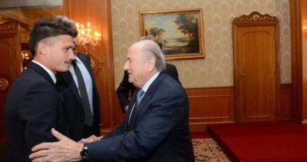 Pisacane stringe la mano a Sepp Blatter