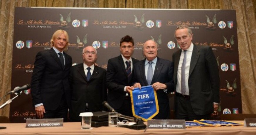 Da sinistra: Farina, Tavecchio (allora Presidente LND), Pisacane, Blatter (Presidente FIFA) e Giancarlo Abete (allora Presidente FIGC)