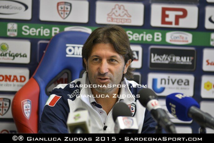 Massimo Rastelli in conferenza stampa ad Assemini