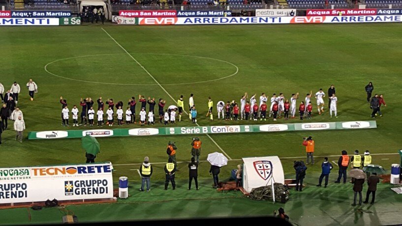 Cagliari e Novara in campo al Sant'Elia