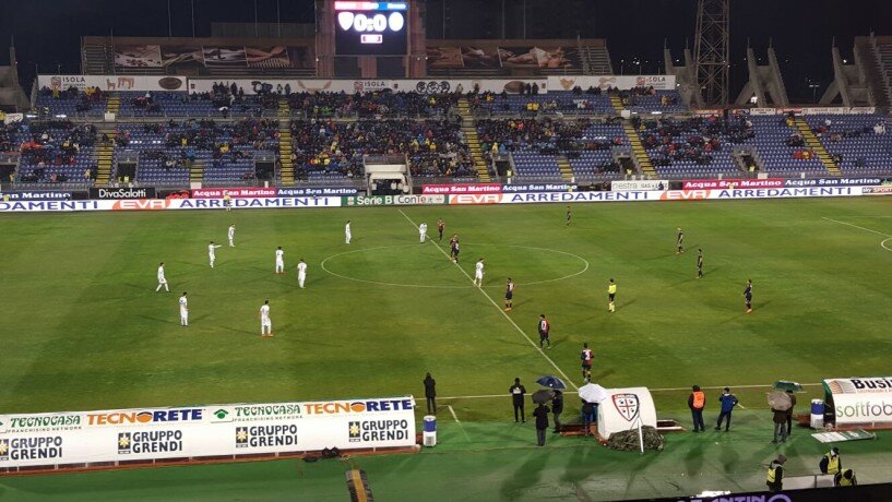 Cagliari e Novara in campo al Sant'Elia