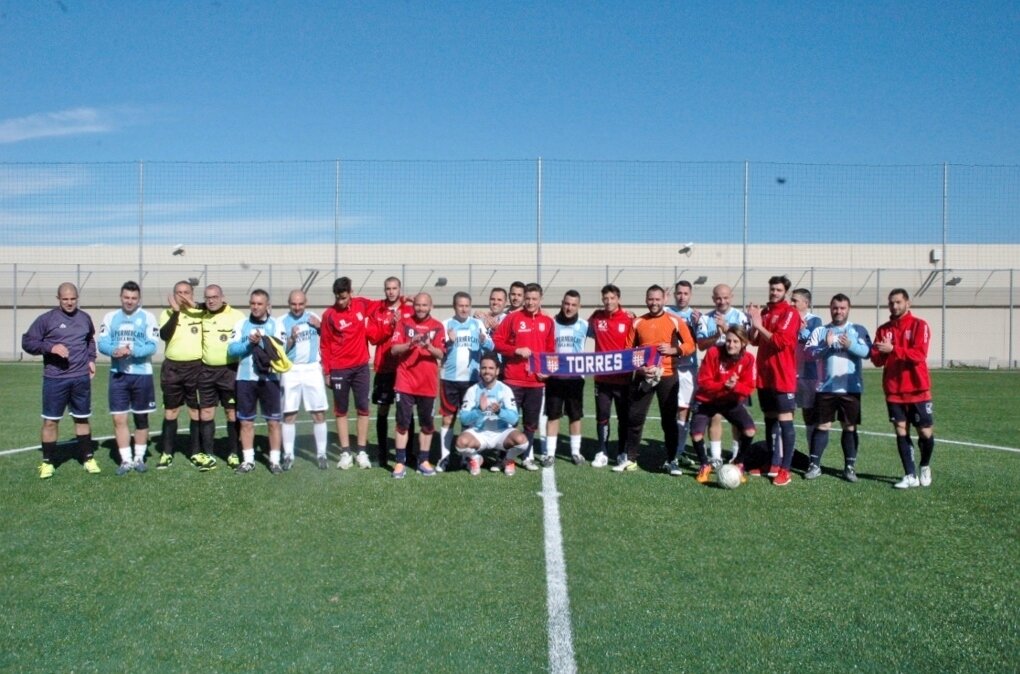 Foto ricordo in mezzo al nuovo campo in sintetico