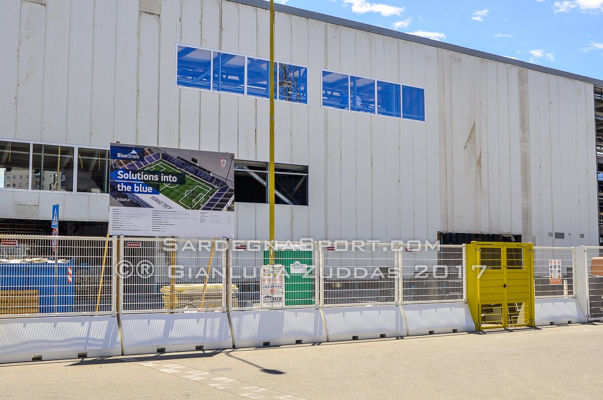 L'esterno della Main Stand con la parte di pannelli già applicata e le finestre (foto: Zuddas)