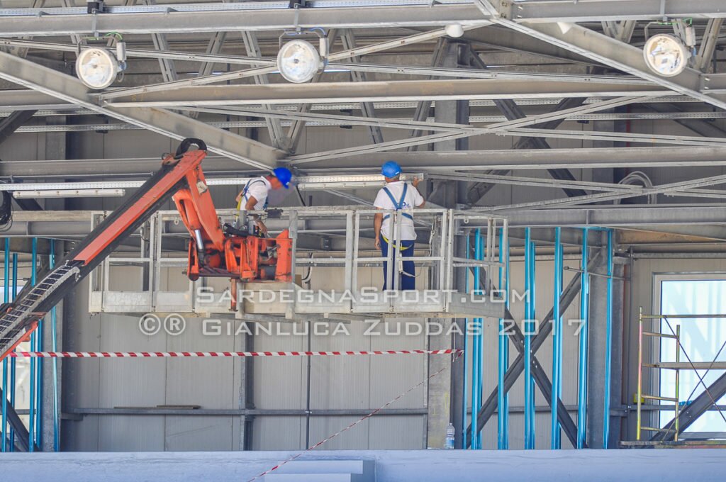 Operai al lavoro sulla struttura interna della Main Stand (foto: Zuddas)