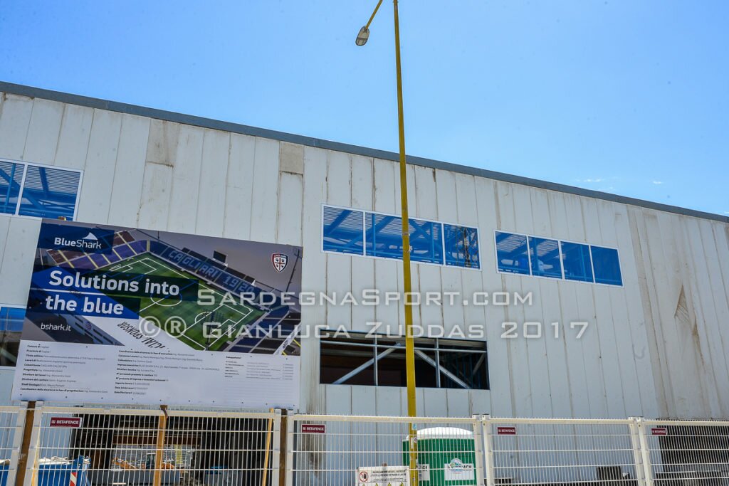 L'esterno della Main Stand e il cartellone dell'impresa costruttrice (foto: Zuddas)