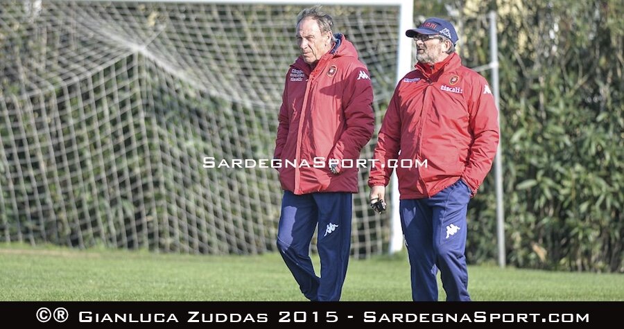 Zdenek Zeman scruta i suoi: è il suo primo giorno di lavoro dopo la richiamata alle armi (foto: Gianluca Zuddas - sardegnasport.com)