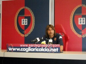 Daniele Conti durante una conferenza stampa (foto: SardegnaSport)